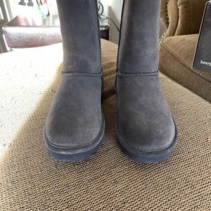 BRAND NEW! Never worn Bearpaw boots! Mid shaft, Elle short bootie.
